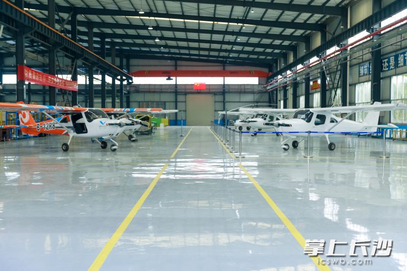 東吉龍廠區(qū)內(nèi)停放的固定翼小型飛機,。均為長沙晚報通訊員 譚園 攝