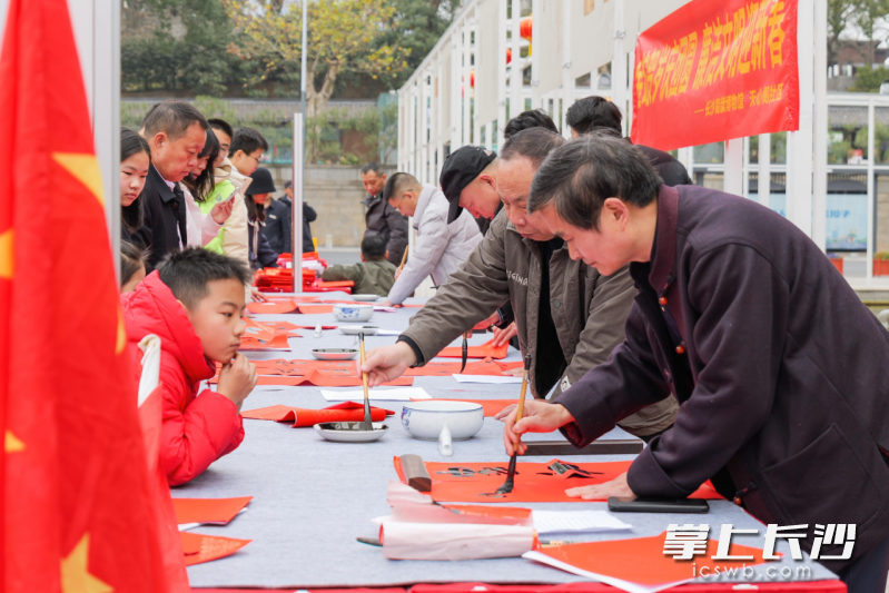 書法家為市民書寫春聯(lián)。 長沙晚報通訊員 管震 供圖