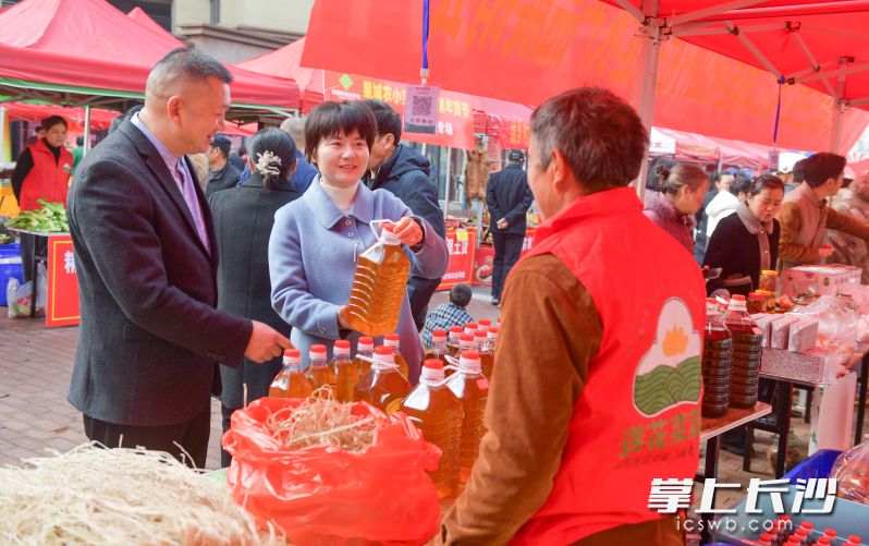 村社互進開啟“鄰里義集迎新年貨節(jié)”,，綠色健康食品從鄉(xiāng)村田間地頭直接送到市民家門口。 資料圖片