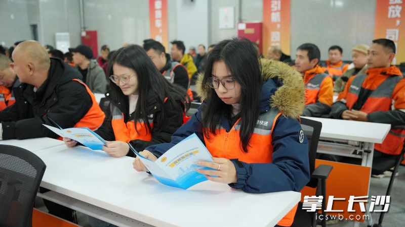 雨花區(qū)貨車司機(jī)集中入會(huì)活動(dòng)舉行,。均為長沙晚報(bào)通訊員 梁鈺菱 攝