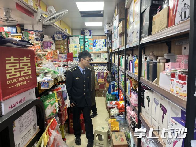 執(zhí)法人員重點對瀏陽河沿線、小區(qū)門面商鋪等場所進(jìn)行排查,。