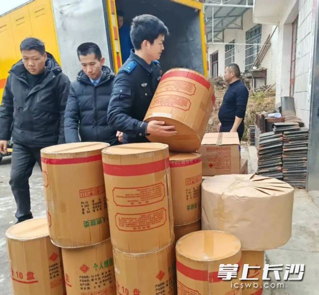 影珠山村新嶺組一民房內(nèi)存在非法儲存煙花爆竹情況,，專項行動小組迅速查處,。 均為通訊員供圖