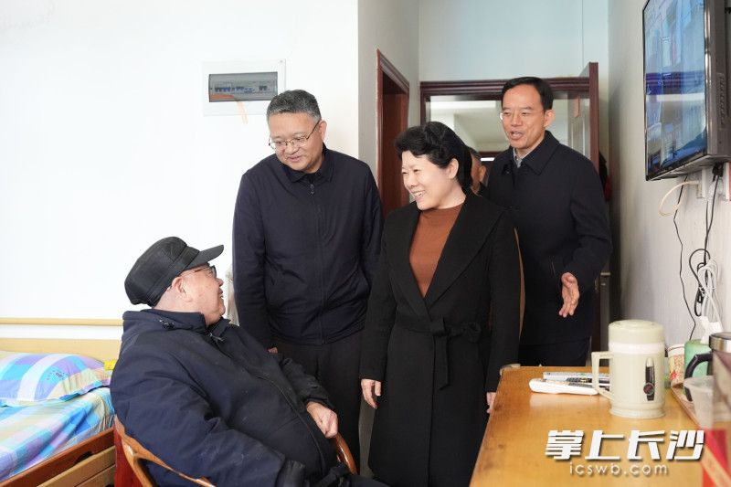 吳桂英向市第一社會(huì)福利院的老人送上新春祝福,。  以上均為長(zhǎng)沙晚報(bào)全媒體記者郭雨滴攝