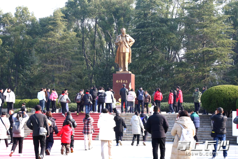 春節(jié)期間,，花明樓景區(qū)人頭攢動(dòng),，處處洋溢著喜慶氣氛。均為長(zhǎng)沙晚報(bào)全媒體記者 張禹 通訊員 周麗 攝影報(bào)道