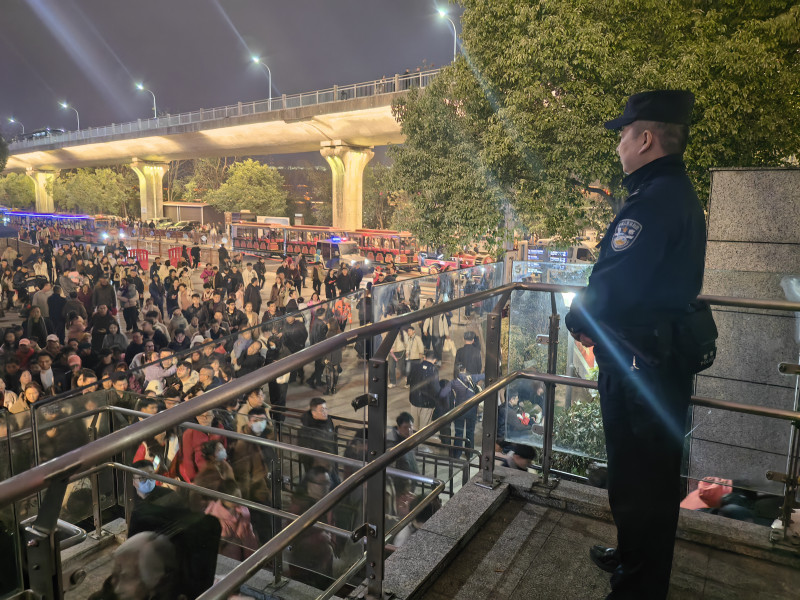 民警在地鐵橘子洲站維持秩序。