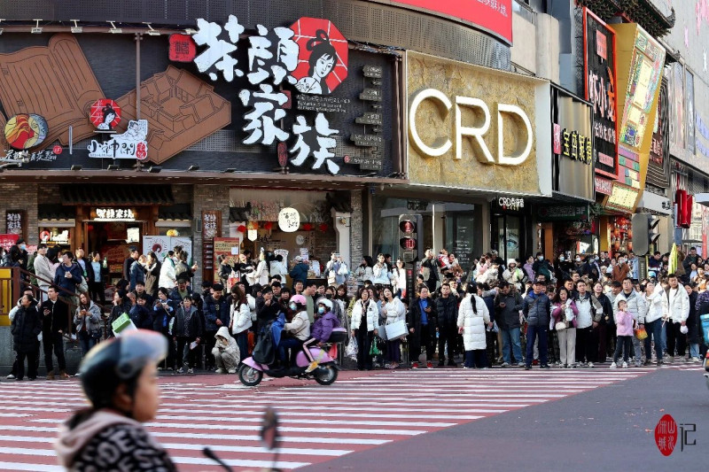 2月4日,，春節(jié)假期的最后一天,，長沙五一商圈仍是人潮涌動(dòng)，逛街打卡,、購物嘗美食的市民,、游客絡(luò)繹不絕。賀文兵 攝