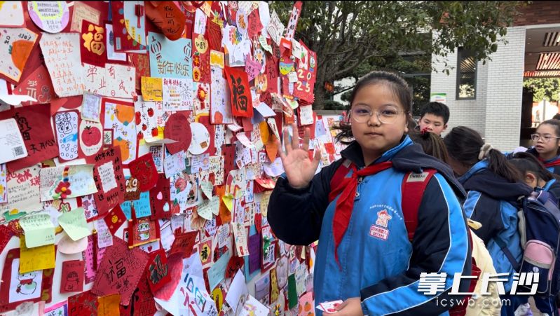 “雷小鋒”們將新學(xué)期心愿寫在祝?？ㄉ希N上“祝福墻”,。