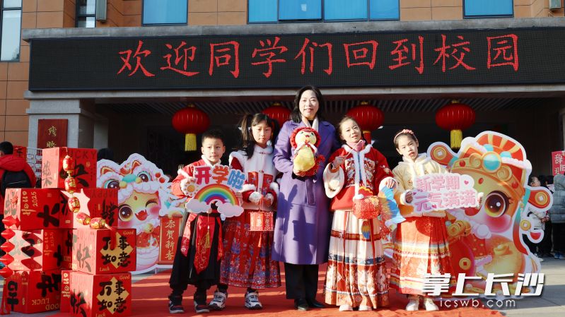 今日雨花區(qū)砂子塘東瀾灣小學(xué)“小雨花 尋年味”開(kāi)學(xué)報(bào)到系列體驗(yàn)活動(dòng)正在熱鬧進(jìn)行。長(zhǎng)沙晚報(bào)通訊員 張蔣芳子 謝冬梅 攝影報(bào)道