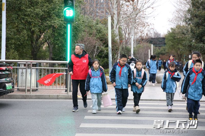 “長(zhǎng)沙好人”張家貴和井灣子街道的雷鋒志愿者們分別來(lái)到雅境中學(xué)和萬(wàn)境小學(xué)門前守護(hù)學(xué)生安全,。 均為長(zhǎng)沙晚報(bào)通訊員高興攝