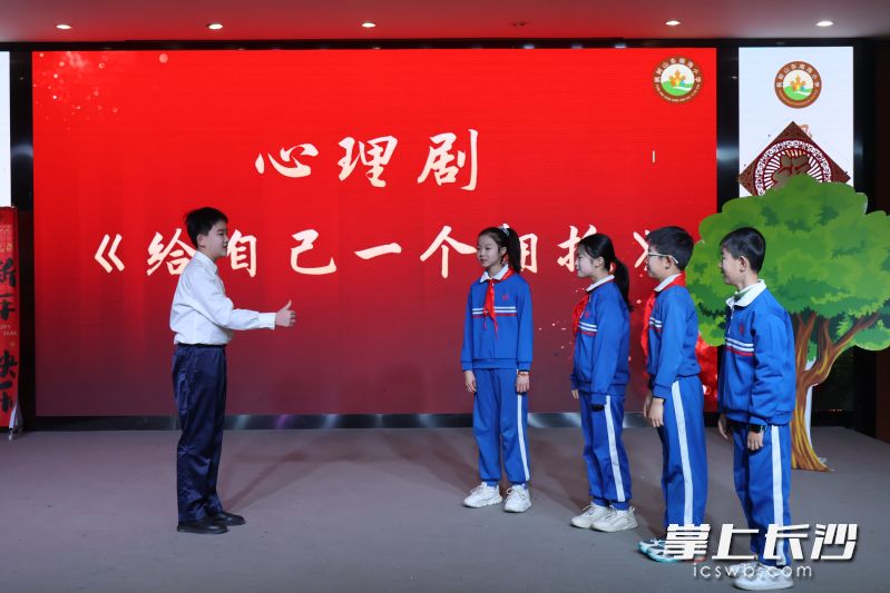 原創(chuàng)情景劇《給自己一個(gè)擁抱》,。
