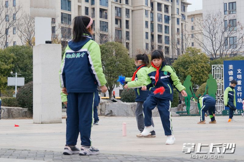 學(xué)生們在公園里開心地運動,。