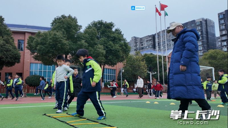 校園里，三點半課后服務(wù)的各種體育社團(tuán),，也讓孩子們“動起來”,。