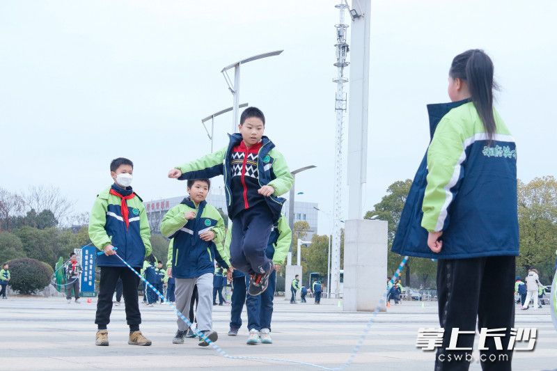 湘府英才小學(xué)把體育課開到公園里,。圖為學(xué)生們在湘府文化公園跳繩。 均為長沙晚報全媒體記者林暘攝