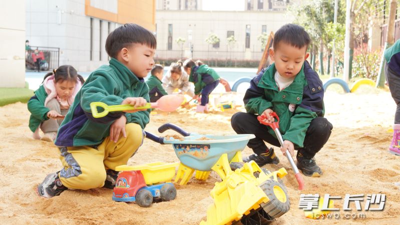 望城一家幼兒園的小朋友們在玩自主游戲。 資料圖片