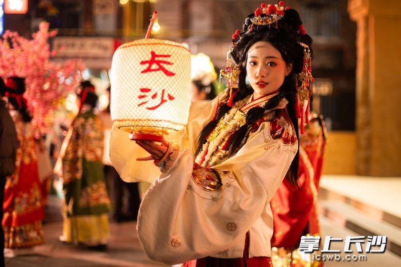 2月12日正值元宵佳節(jié),，潮宗街人頭攢動(dòng),、熱鬧非凡,。 均為長(zhǎng)沙晚報(bào)全媒體記者王志偉、黃啟晴攝