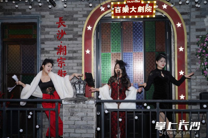 酒館二樓陽(yáng)臺(tái)上的“百樂(lè)大劇院”里,，一位女歌手領(lǐng)著兩位女舞者載歌載舞。