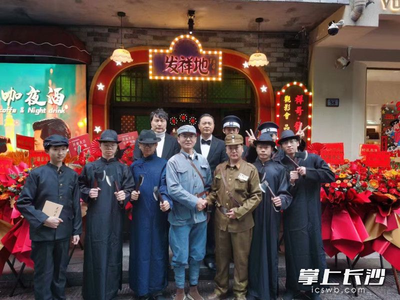 表演人員合影,。