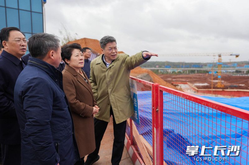 3月3日,，省委常委、市委書記吳桂英調(diào)研重大項目建設(shè)工作,，來到位于湘江科學(xué)城首開區(qū)的湖南大學(xué)科創(chuàng)港校區(qū)項目現(xiàn)場,。