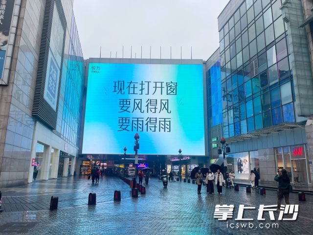 外地游客拍照“打卡”。
