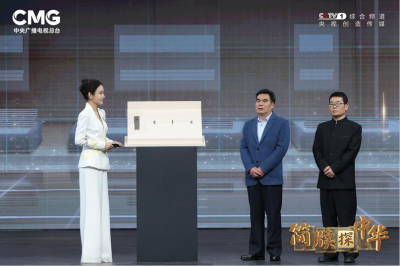 右二為長沙市文物考古研究所所長黃樸華,，右一為研究員羅曉華,，他們正接受中央電視臺采訪。