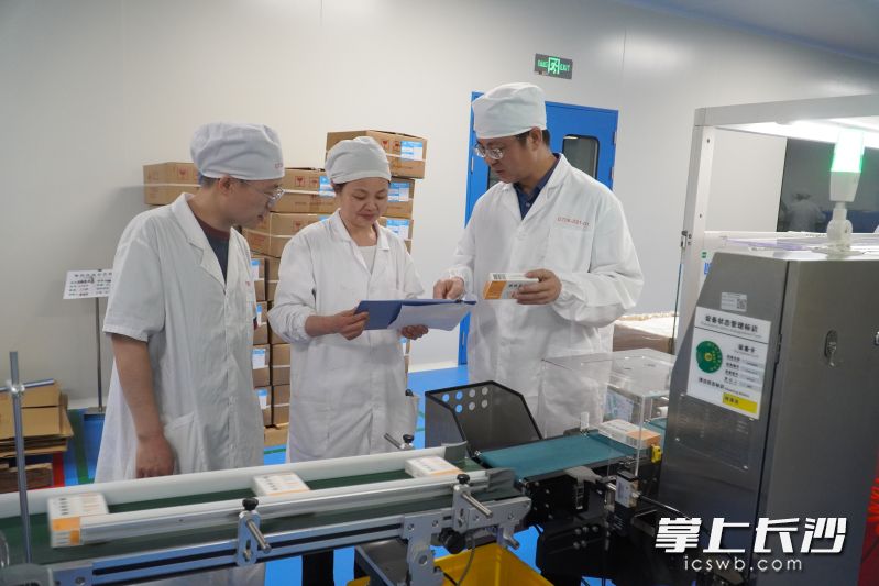 蕭鉞（右）在生產(chǎn)車間和同事一起解決生產(chǎn)工藝問題。長沙晚報全媒體記者 曹開陽 攝