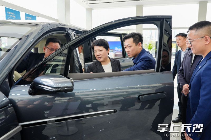 比亞迪騰勢(shì)汽車銷售中心店調(diào)研現(xiàn)場(chǎng),。
