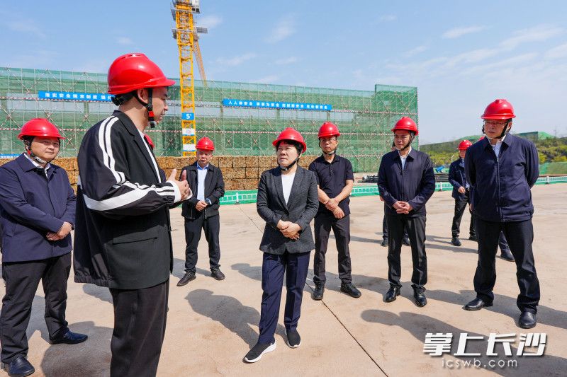 吳桂英來(lái)到零食很忙智慧物流園建設(shè)現(xiàn)場(chǎng),。