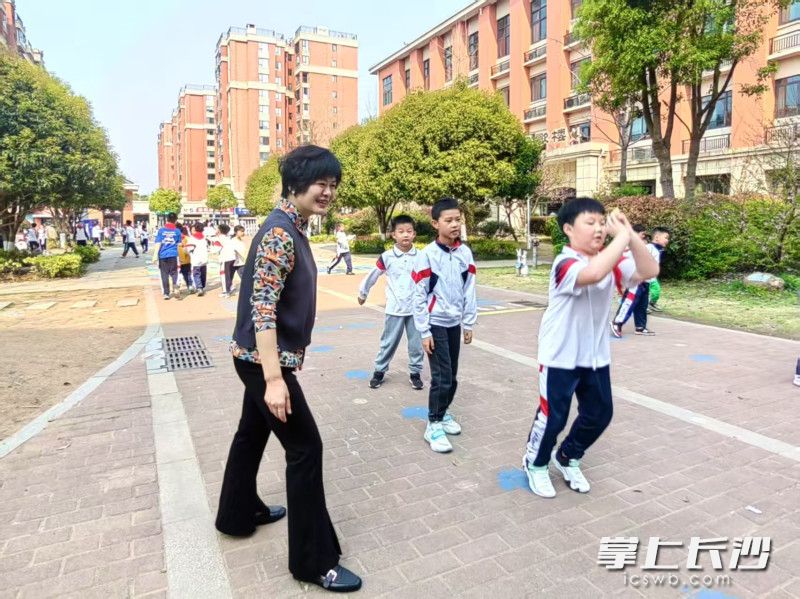 老師,，比比我們誰跳得遠(yuǎn),！