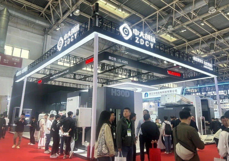 中大創(chuàng)遠(yuǎn)展區(qū)內(nèi)人頭攢動(dòng),。企業(yè)供圖