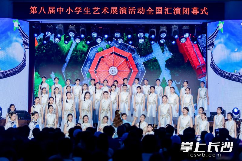 全國現(xiàn)場匯演舉辦了聲樂,、器樂、舞蹈,、戲劇,、朗誦五大藝術(shù)表演類專場展演。
