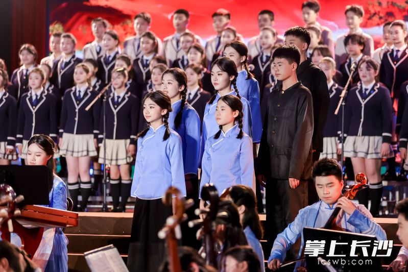 閉幕式以《沁園春·長沙》國樂詩頌開篇，百余名師生以國樂詩頌重構(gòu)“中流擊水”之境,。 均為通訊員供圖