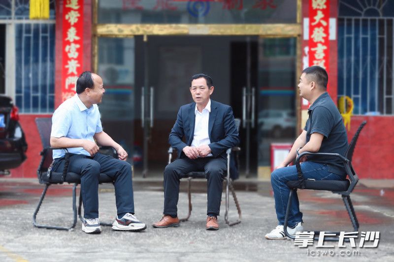 葛家鎮(zhèn)相關(guān)負責人帶隊走村入戶進行調(diào)研,，充實了社會治理智慧平臺的大數(shù)據(jù)。