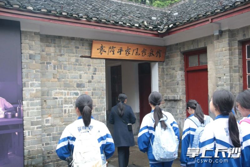 同學(xué)們來(lái)到安江農(nóng)校，探尋雜交水稻之父袁隆平院士工作,、生活的足跡,。