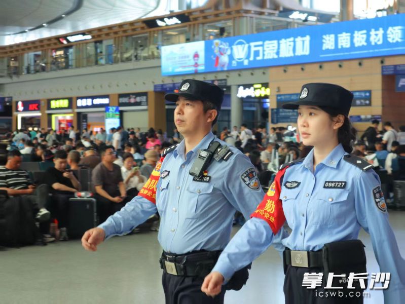 執(zhí)勤民警在候車大廳來(lái)回巡視,。 長(zhǎng)沙晚報(bào)通訊員 張威 供圖