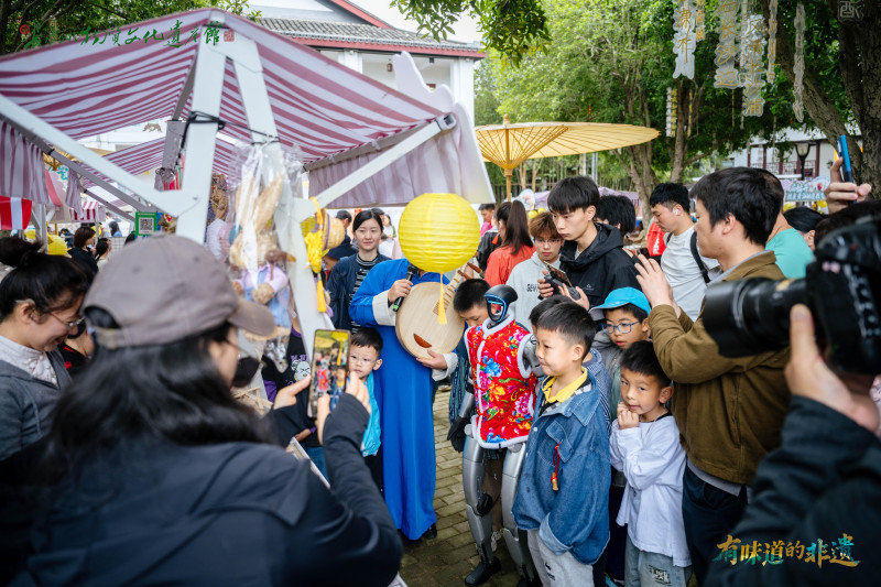 4月30日，“有味道的非遺”為主題的五一長沙非遺集市在長沙非物質(zhì)文化遺產(chǎn)館開市,。均為長沙非物質(zhì)文化遺產(chǎn)館供圖