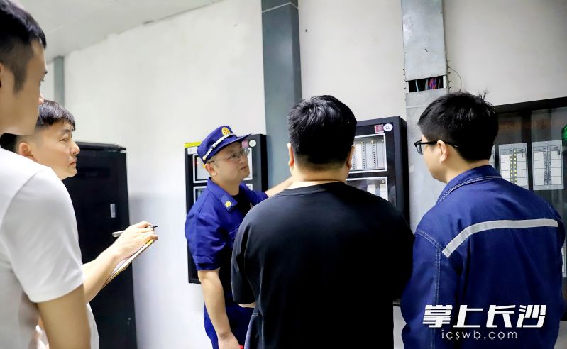 長(zhǎng)沙市消防救援支隊(duì)軌道交通大隊(duì)聯(lián)合對(duì)高鐵長(zhǎng)沙南站等先點(diǎn)區(qū)域進(jìn)行消防安全檢查,。 長(zhǎng)沙晚報(bào)通訊員 劉扶桑 攝
