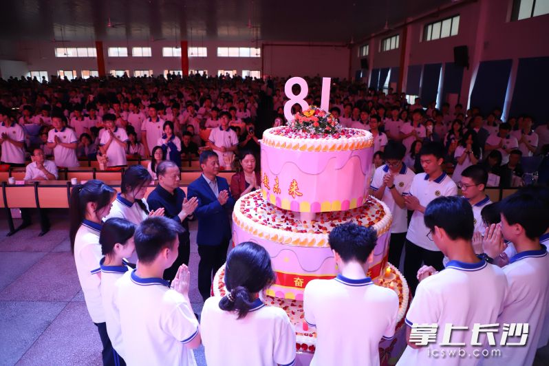 學(xué)生代表與學(xué)校領(lǐng)導(dǎo),、家長代表在18歲生日蛋糕前點(diǎn)上蠟燭,，共同許下成人的第一個(gè)愿望。