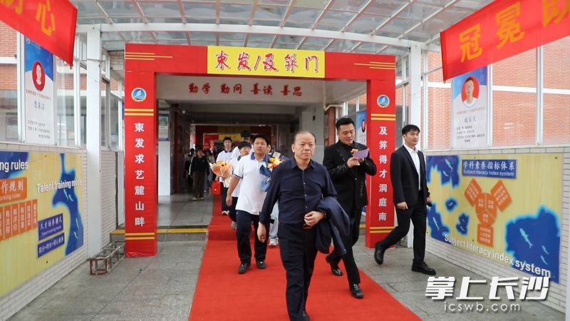 長沙市金海高級中學(xué)為600多名學(xué)子共同舉行成人禮。長沙晚報(bào)通訊員 韋群 攝