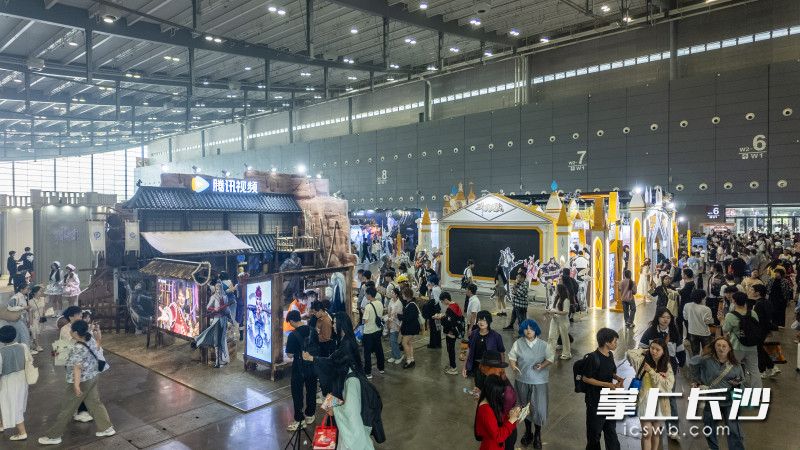 現(xiàn)場(chǎng)將以其豐富多元的展覽內(nèi)容和精彩紛呈的游戲活動(dòng),，吸引了來自全國各地的動(dòng)漫游戲愛好者、行業(yè)從業(yè)者和媒體人士齊聚長(zhǎng)沙,。