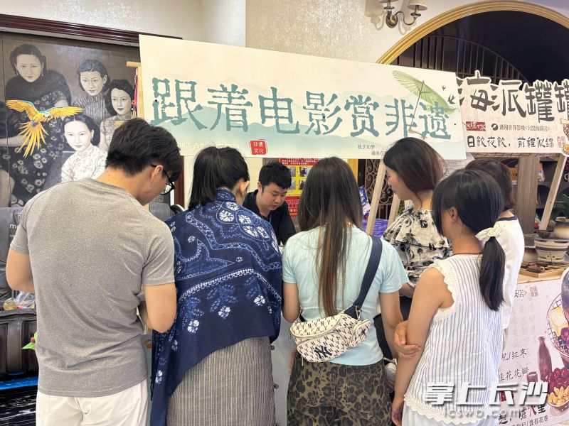 非遺攤位前排滿了報(bào)名參加非遺技藝傳習(xí)的人。
