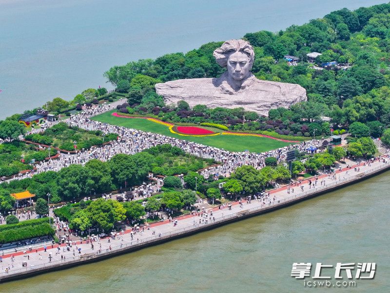 5月2日上午,，游客們正在長(zhǎng)沙橘子洲頭打卡拍照，感受美好的假日時(shí)光,。均為長(zhǎng)沙晚報(bào)全媒體記者 鄒麟 攝