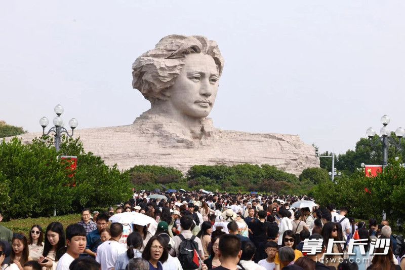 五一假期,，橘子洲景區(qū)游人如織,。 均為長(zhǎng)沙晚報(bào)通訊員馮葉攝