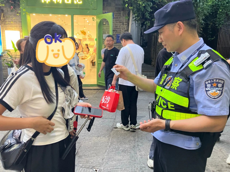 藏族女孩向長沙民警道謝,。