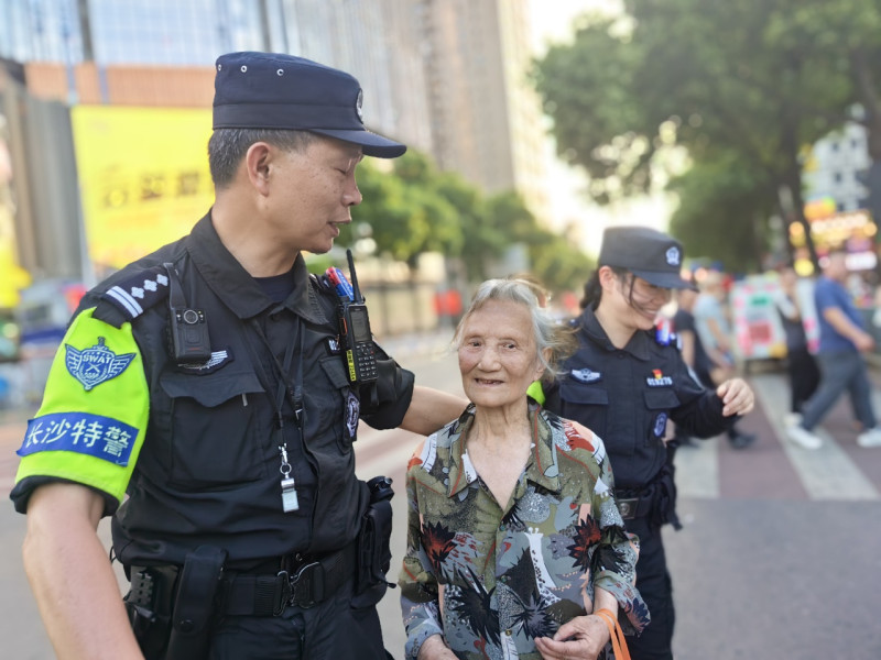 護送老奶奶回家,。