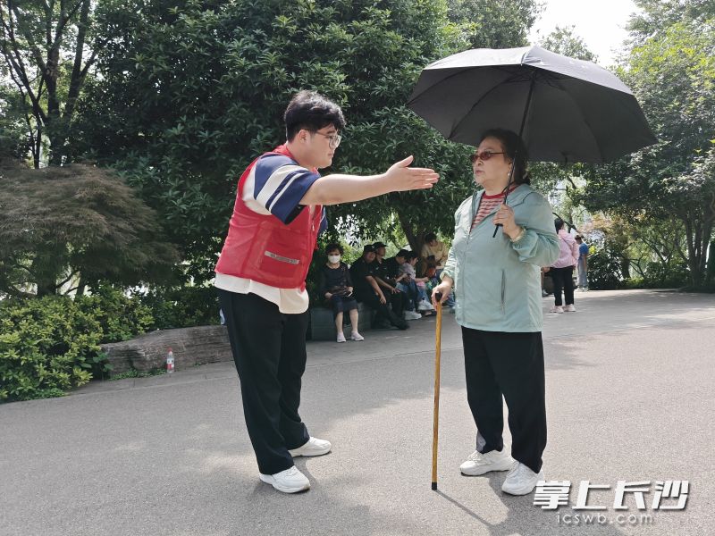 志愿者以更好的服務助力游客更好地游玩。