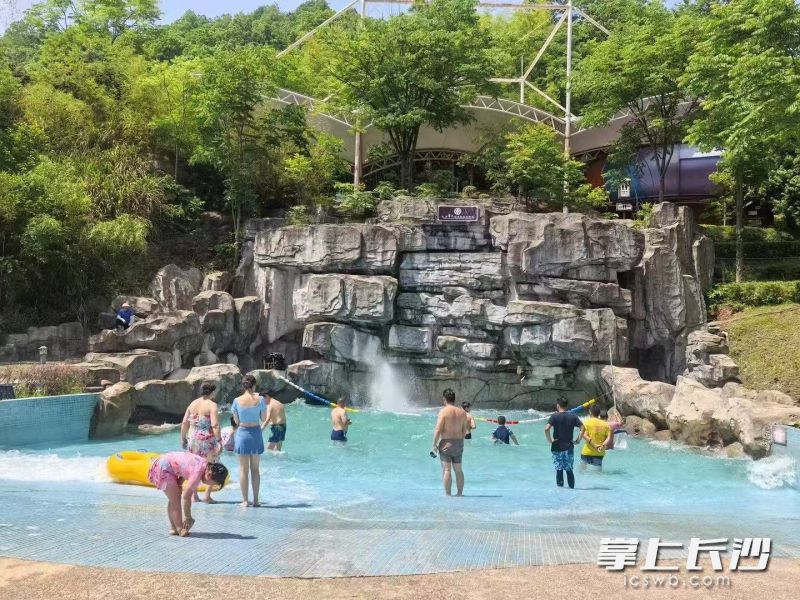 五一假期，灰湯溫泉旅游度假區(qū)接待游客超2萬人次,。
