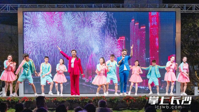 “拾光綻放·戲韻濱江”公益演出在杜鵑花劇場舉行。