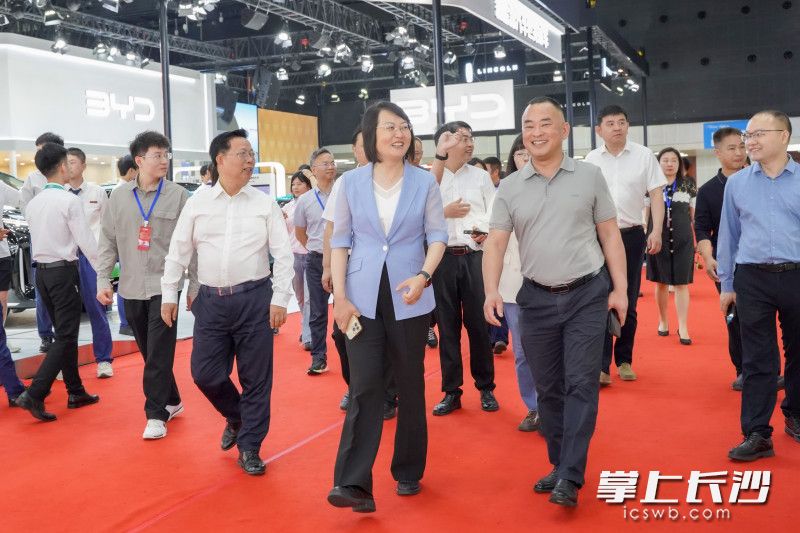 長沙市人民政府黨組成員、副市長鄭平（中）在2025湖南車展巡館,。均為長沙晚報全媒體記者 劉曉敏 攝