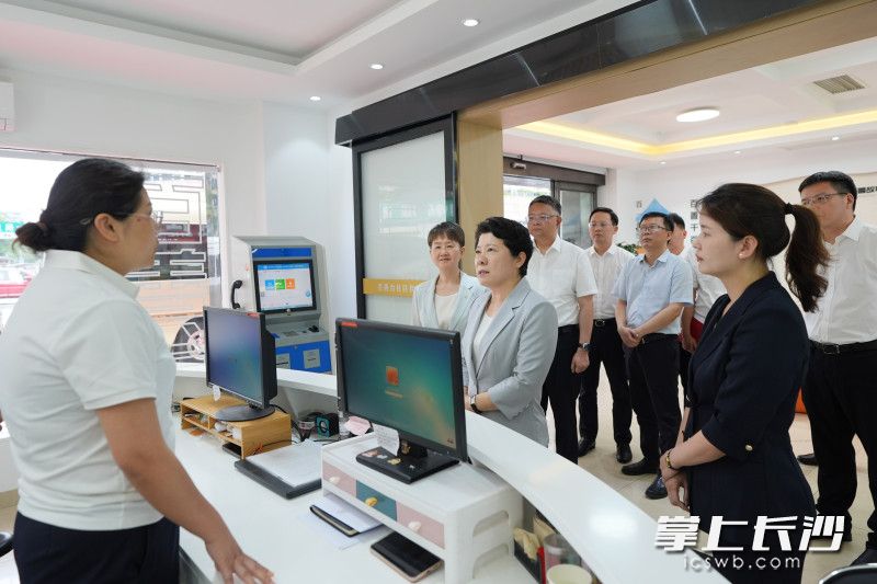 5月6日，省委常委,、市委書記吳桂英在開(kāi)福區(qū)調(diào)研經(jīng)濟(jì)社會(huì)發(fā)展情況,，來(lái)到湘雅路街道百善臺(tái)社區(qū)，了解黨建引領(lǐng)基層治理,、為基層減負(fù)等工作,。