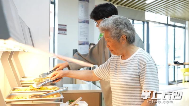 東華社區(qū)健康食堂開業(yè)。